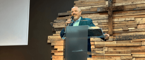 actividad: Culto de Adoración, los dias: Domingos 10 hs